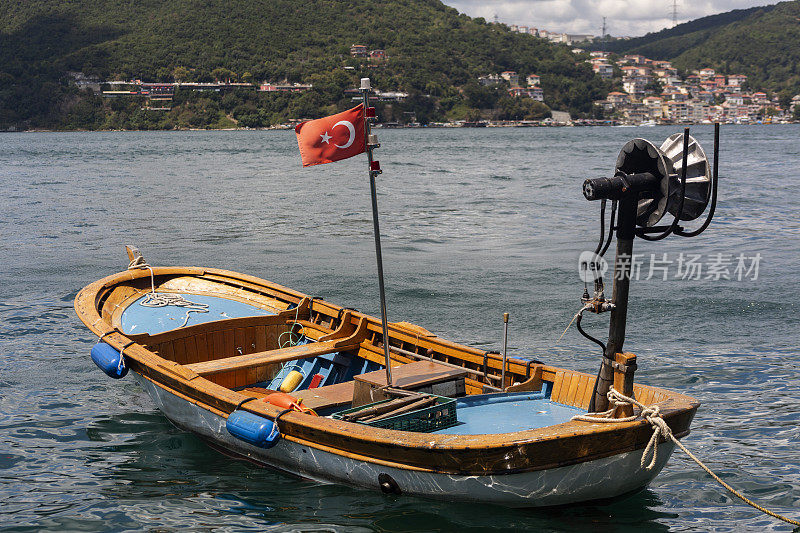 土耳其伊斯坦布尔anadolufeneri beykoz的空渔船